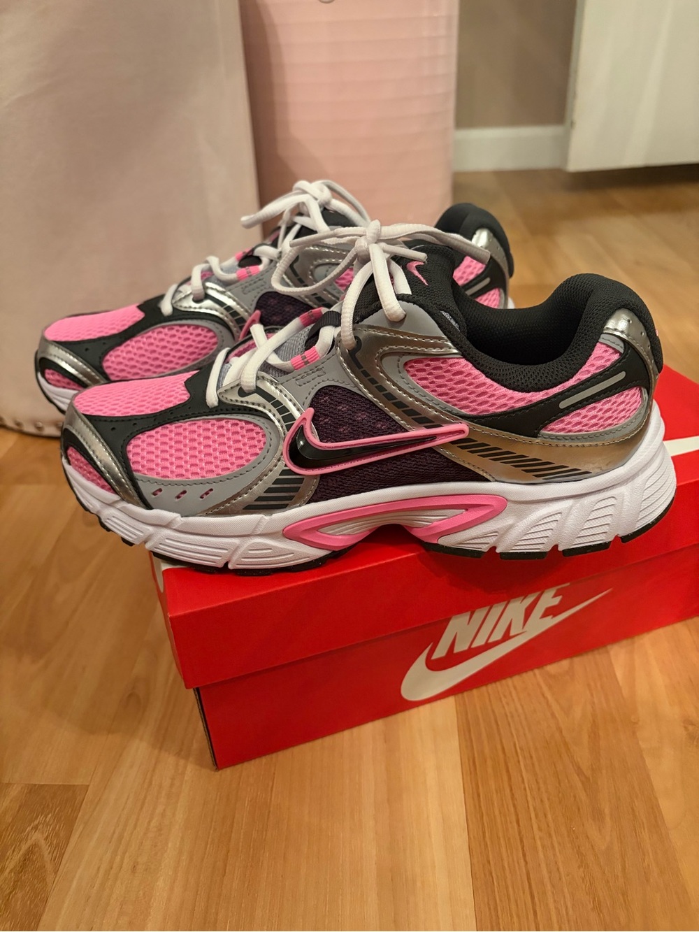 NIB Nike Women’s V5 RNR Black, Pink, & Silver Shoe Size 9.5 - Picture 3 of 7